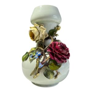 Starožitná váza s růžemi