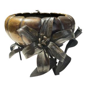 Starožitná mosazná žardiniéra s lilií