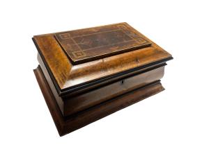 Intarzovaná dřevěná šperkovnice