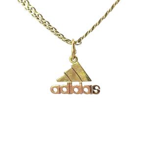 Zlatý přívěs Adidas