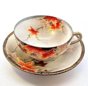 Ručně malovaný porcelánový šálek s podšálkem