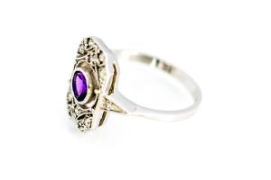 Prsten z bílého zlata s ametystem a diamanty. Ve stylu Art deco. Vel. 53