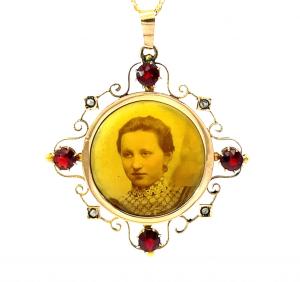 Zlatý přívěs s portrétem, perličkami a českými granáty