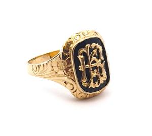 Zlatý pánský prsten s onyxem a monogramem, vel. 69