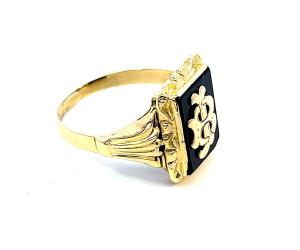 Zlatý pánský prsten s onyxem a monogramem, vel. 68