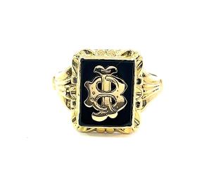 Zlatý pánský prsten s onyxem a monogramem, vel. 68