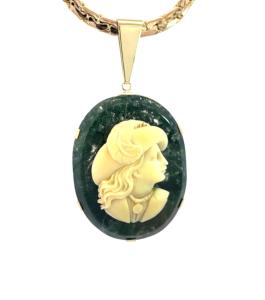 Zlatý přívěs s mechovým achátem a kamejí, 17,93 g