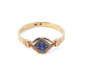 Zlatý prsten se safírem, vel. 56