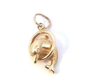 Zlatý přívěs, delfín