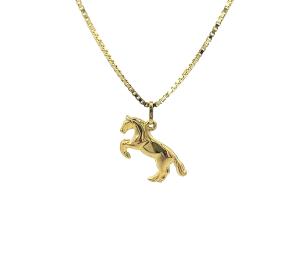 Zlatý přívěs, kůň