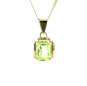 Starožitný zlatý přívěs se zeleným kamenem