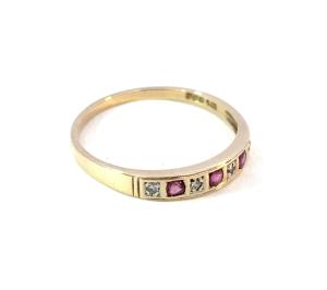 Zlatý prsten s rubíny a diamanty, 9 k, vel. 56