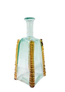 Skleněná lahev s jantarovým detailem